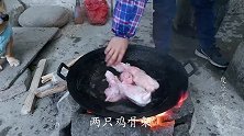 主人炖了一锅鸡架汤，狗狗狼吞虎咽瞬间吃光，我都馋了