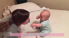 妈妈拿好吃的逗宝宝叫妈妈，贪吃狗狗着急先叫，接下来一幕笑翻了