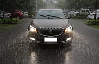 暴雨天开车要注意什么？怎么做才最安全？老司机：教你几个方法！