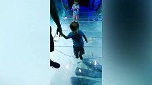 水族馆内宝宝在玻璃道上走路，蠢萌反应，好想抱一抱呀！