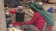 尼泊尔山区穷人收集石头准备建房，争取在寒冬来临前盖好石头房子