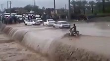 男子骑摩托车横穿急流 连人带车遭洪水冲走吞噬