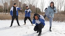 师生玩雪地捉迷藏，阿宝用隐身术还被发现，只因一串脚印