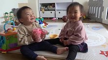 双胞胎不小心对上眼，结果瞬间笑到停不下来，太可爱了