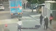 男子正在跟几个朋友聊天，一辆货车经过他身后，他没命了
