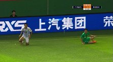 唐淼战术犯规凶狠放铲 陈吉险些收拾裁判黄牌警告
