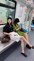 成都地铁上，拍到俩位颜值超高的小姐姐，街拍穿搭