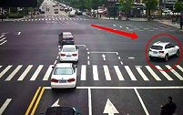 红灯亮时明明可以直接右转，为何会被扣6分？交警：驾照咋考的？