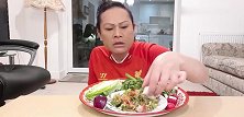 泰国大叔吃炒虾仁，为了保持身材，简简单单又一餐