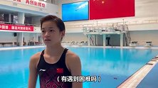全红婵抵达布达佩斯，头戴青蛙遮阳帽，歪头求助师兄好可爱