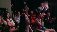 模特走秀突然亲吻，熊黛林模特应该展现衣服而不是博人眼球