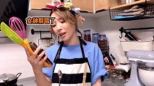 太上头了！黄雅莉在厨房翻唱《小白船》，手举菜刀恐怖气氛十足