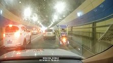 与死神赛跑！遵义交警给救护车开道化身“咆哮帝” 吼出生命通道