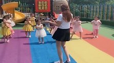幼师小姐姐教小朋友们跳舞，这舞姿没谁了，忍不住多看了几遍！