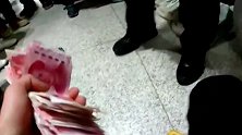 合肥一男子火车站内疯狂撒钱 满地百元大钞引大批旅客围观