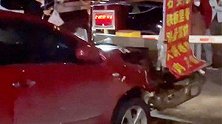 河北石家庄：一轿车凌晨冲撞夜市摊位 肇事者已被抓获