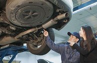 提完新车后，为何有些车主会先去修理厂？修车工：都是经验之谈！