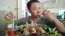 泰国小哥吃四条猪尾巴，蘸着辣酱不怕腻，满满的胶原蛋白