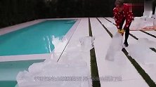 3吨冰块能冻住泳池吗老外大胆一试，亲身感受冰刑的惩罚