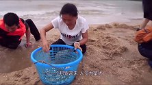 美女赶海挖蛤蜊，捡到一大颗“蛋”，这样赶海才叫爽