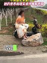 山东枣庄，拍摄者：不知道她在这坐了多久，不知道记录着什么