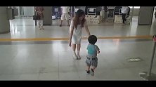 一岁半宝宝去机场接妈妈，快速的步伐以为迫不及待，结果你猜不到