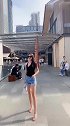 看到这个穿牛仔短裤的小姐姐之后，终于明白为什么最近短裤那么火