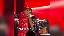 女儿国国王朱琳老师演出结束，唐僧扮演者上台献花，现场掌声雷动