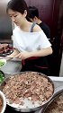 恕我直言，这家饸烙面火了，姑娘长得美，天天排长队！