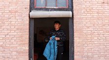 穷小伙没钱娶妻当上门女婿，半夜听到怪音，推开门后他懵了