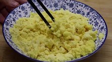 玉米面加2鸡蛋，开水一烫，筷子一搅，几分钟一锅越嚼越香，解馋