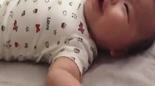 小宝宝睡醒后没人抱就假哭，半点眼泪都没，太逗了！