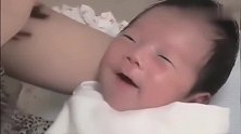 妈妈给新生儿宝宝喂奶，没承想宝宝会心一笑，妈妈的心都快融化了