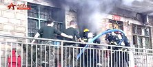 贵州六盘水：民房突发火灾儿童被困 武警消防联手解救