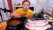 韩国大姐做烤五花肉，配点泡菜大口大口地吃