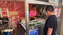 济宁62岁大妈做菜煎饼，菜随便加，一个一斤多，一干就是20年