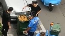 北京一餐厅被曝在泔水里捞油 餐厅：垃圾收运车只收干垃圾