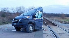美国：卡车与火车相撞被截成两段，驾驶座司机万幸躲过