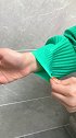 每次洗衣做饭袖子都打湿了，用这个硅胶袖套，防水收口设计，这样方便多了。电商