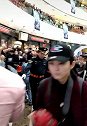 吴京来了，用不着这么多保安吧！