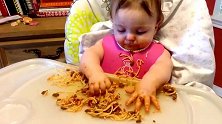 吃饭时小宝宝太困了，睡眼朦胧的却还不忘抓面条吃，这娃太可爱了