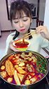 小姐姐在家独食一大锅火锅，看着超有食欲