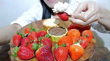 妹子吃新鲜草莓，蘸上巧克力酱，更加美味