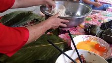 海南粽子，三大块三层五花肉，一个流油的咸鸭蛋黄做馅，安逸！