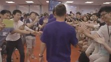 西甲-1718赛季-喜极泪奔!梅西领衔巴萨4将现身日本 女球迷泣不成声-专题