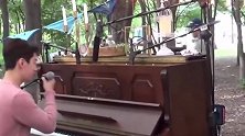 刘宪华宠粉日常！为准妈妈粉丝唱摇篮曲，在线求抱被拒绝！