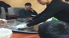新疆美食，我不明白咣当一扣不把他打开呢什么情况