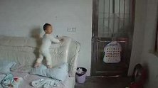 江苏镇江：妈妈外出摆摊，2岁宝宝独自在家被雷声惊醒后