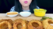 小美女吃芝士洋葱圈啦！手是真的好看啊！