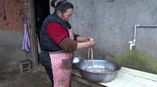 黄小妹王幺爷在家装香肠，每种配料都精确用称，美味就这样出来的